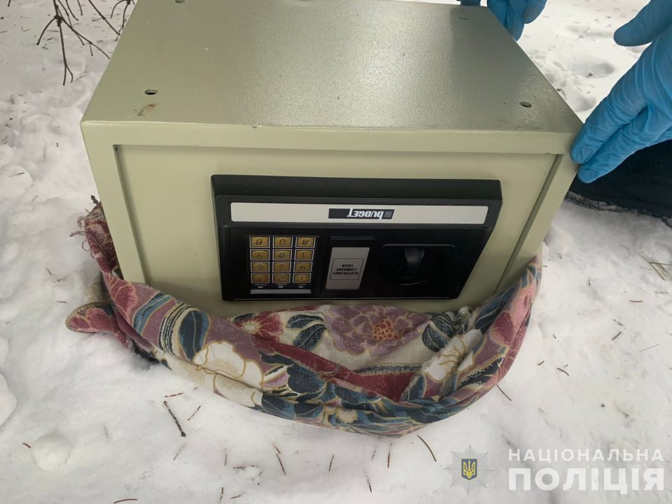 У Дніпрі на гарячому спіймали крадіїв, які винесли з будинку сейф та ювелірні прикраси - рис. 4