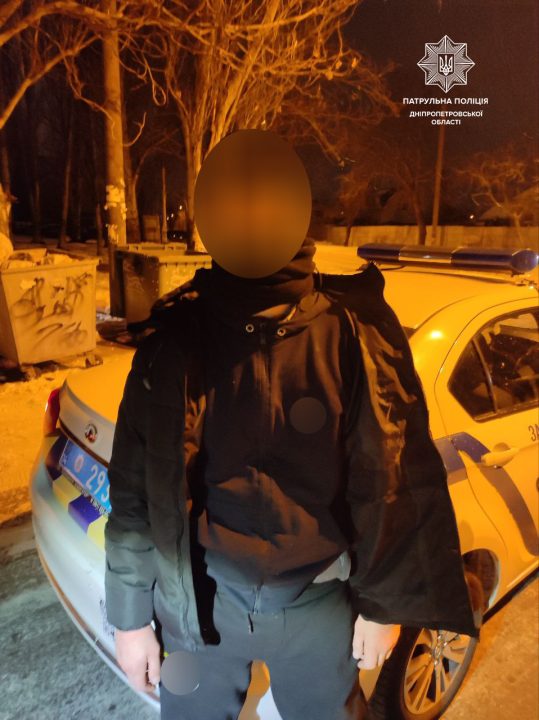 У Дніпрі невідомий вдарив жінку по голові та забрав телефон