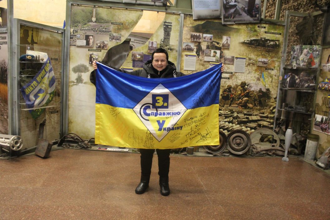 Музей Дніпра отримав прапор, який підписав очільник ГУР