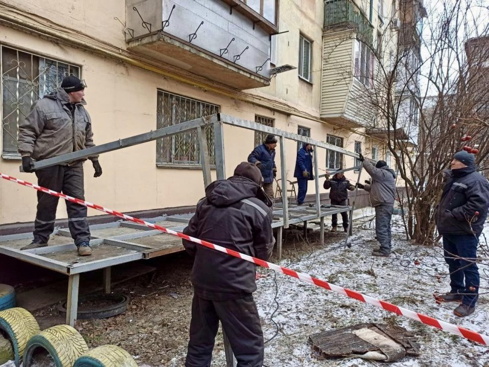 У Дніпрі комунальники демонтували гігантський цар-балкон - рис. 2