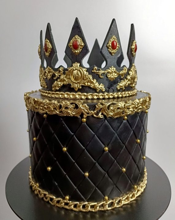 Дніпровський кондитер виготовив королівський торт