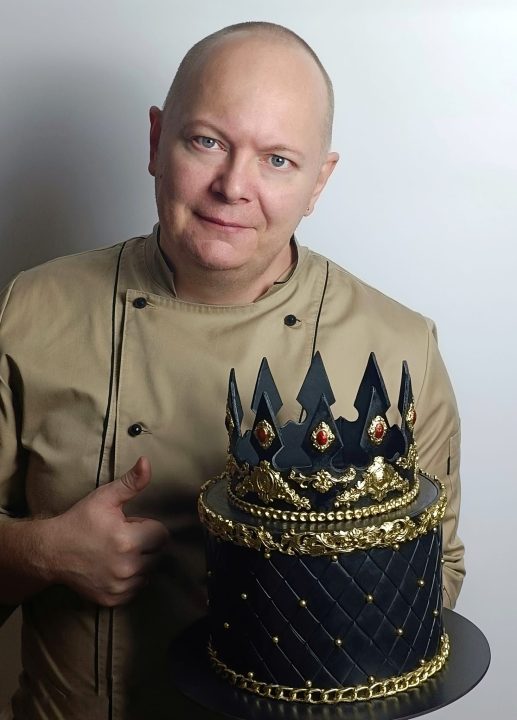 Дніпровський кондитер виготовив королівський торт