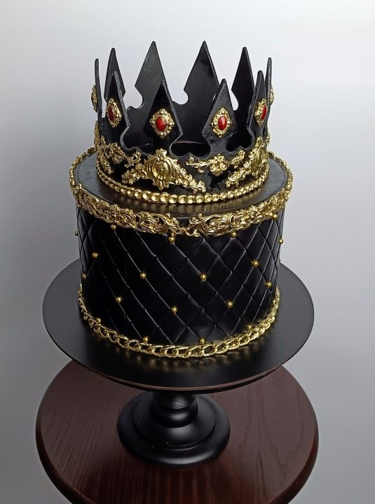 Дніпровський кондитер виготовив королівський торт