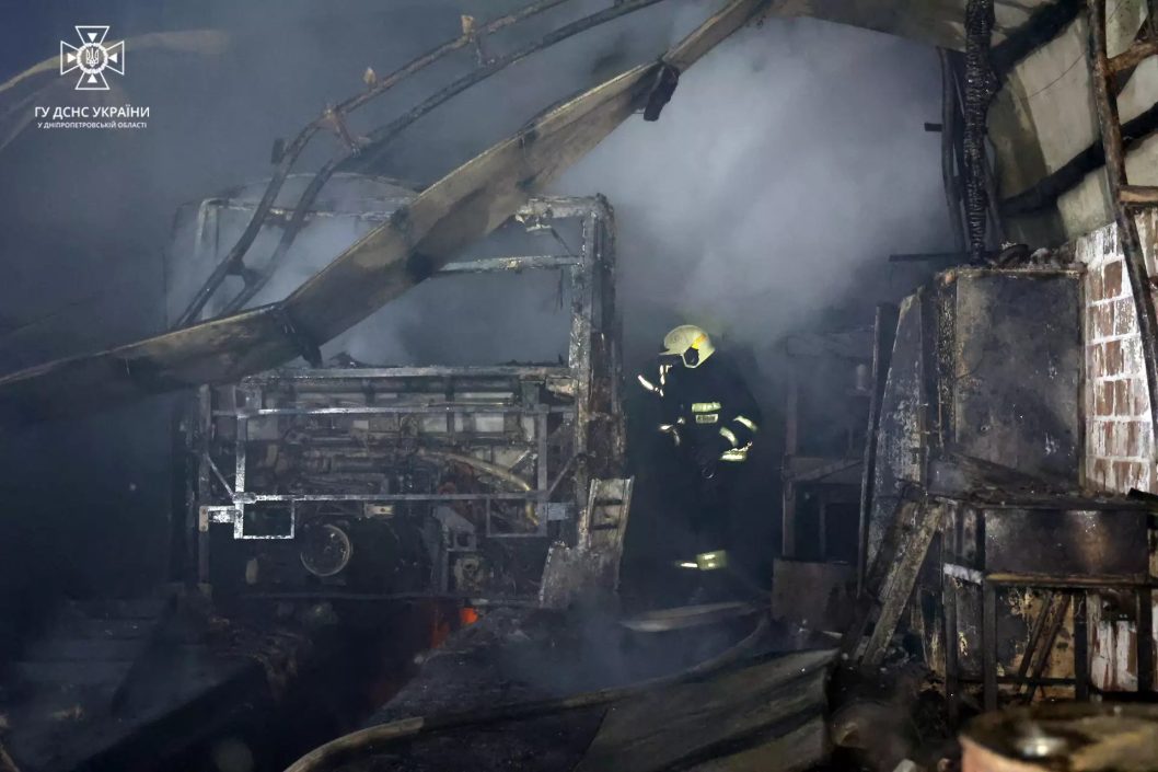 В Днепре произошел пожар на предприятии: сгорело оборудование и автобусы - рис. 3