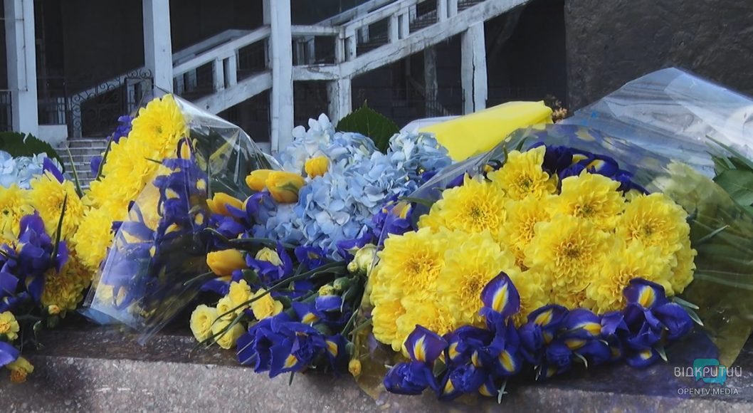 До Дня Соборності України у Дніпрі поклали квіти до пам'ятника молодому Шевченку