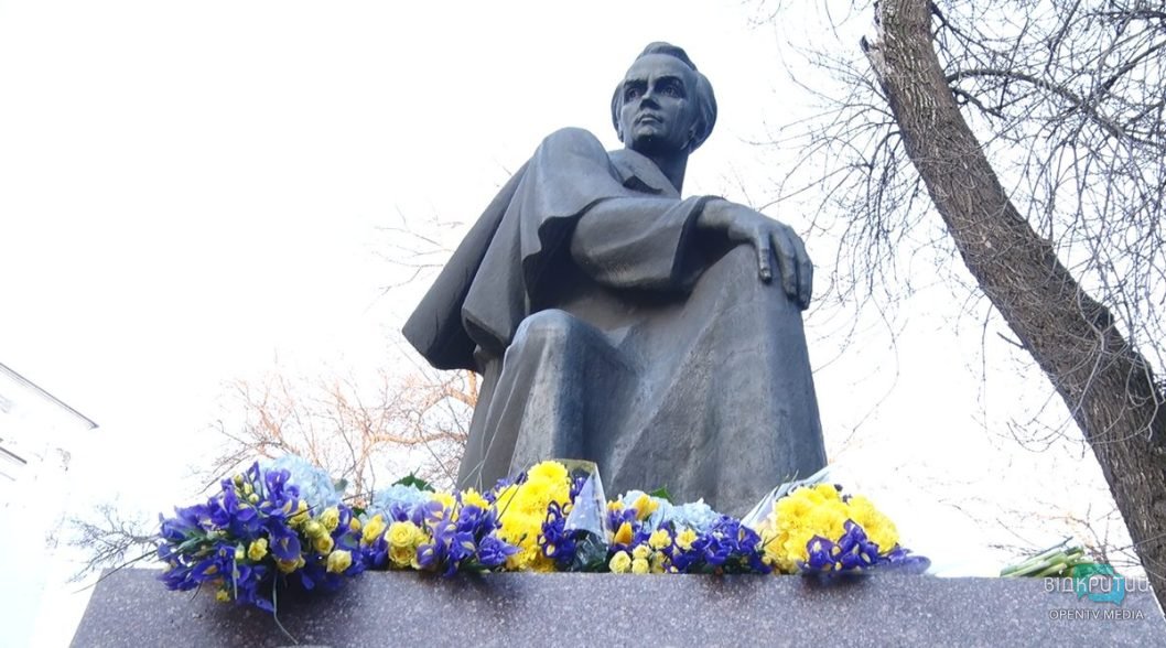 До Дня Соборності України у Дніпрі поклали квіти до пам'ятника молодому Шевченку