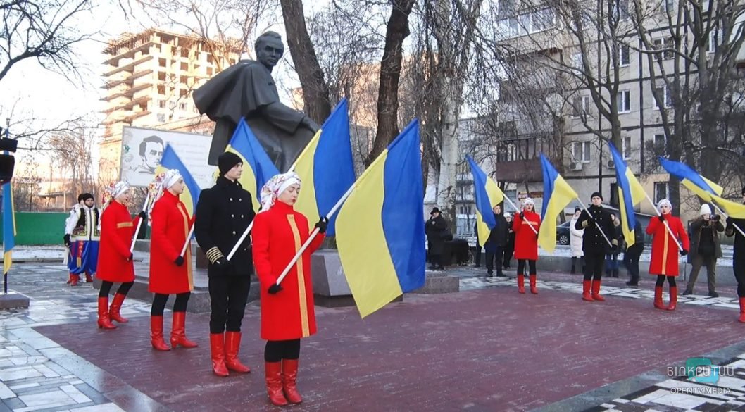 До Дня Соборності України у Дніпрі поклали квіти до пам'ятника молодому Шевченку