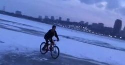 У Дніпрі хлопець заради ефектного відео катався на велосипеді по тонкій кризі