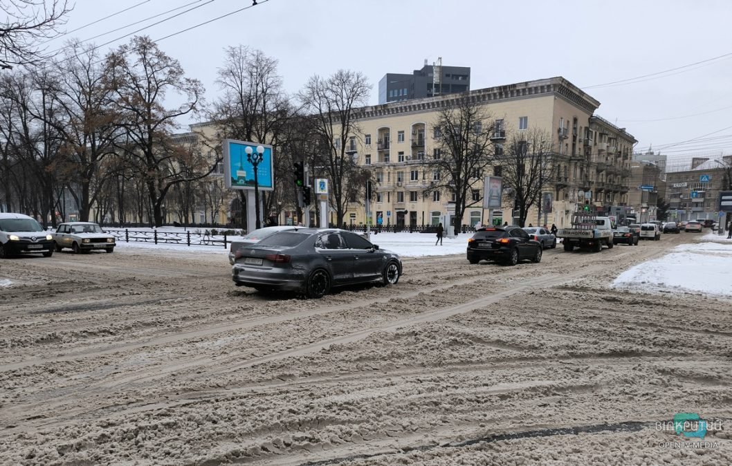 Дороги проїзні, є зміни в русі транспорту: яка ситуація на вулицях Дніпра