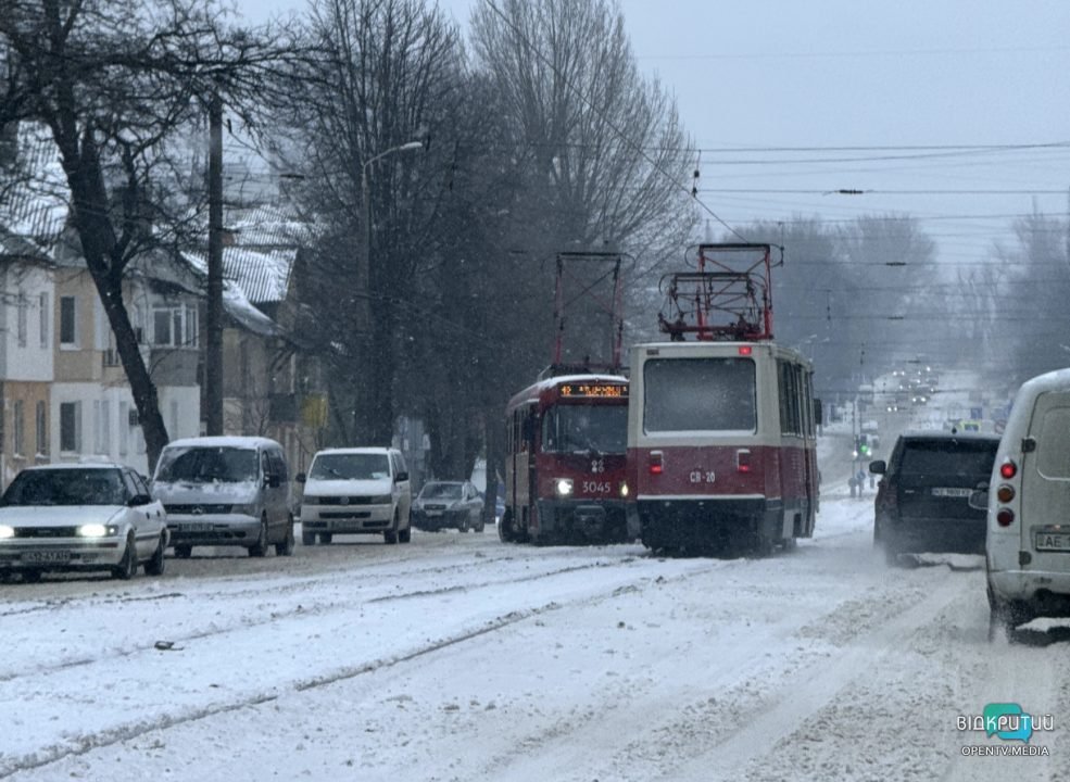 В Днепре на проспекте Богдана Хмельницкого трамвай сошел с рельсов - рис. 1