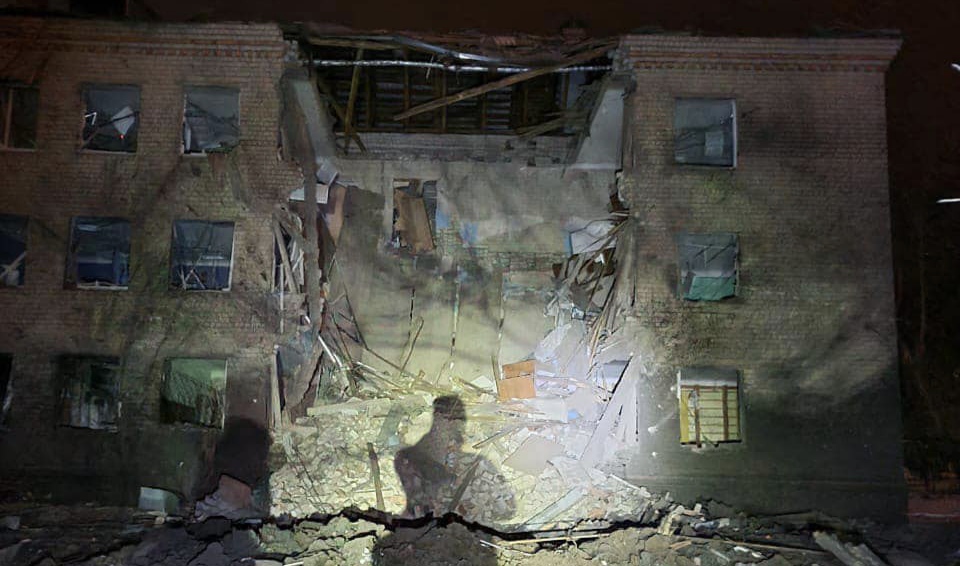 Російські окупанти влучили у Харкові в житловий будинок: під завалами можуть бути люди - рис. 2