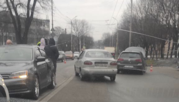 У Дніпрі на проспекті Сергія Нігояна сталася аварія: рух транспорту ускладнено