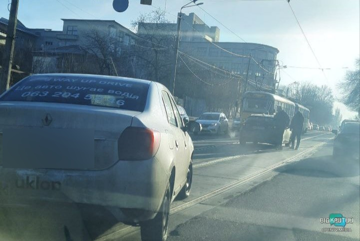В Днепре столкнулись авто службы такси и Mazda: движение трамваев затруднено - рис. 1