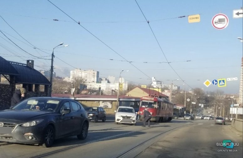 У Дніпрі зіткнулись авто служби таксі та Mazda: рух трамваїв ускладнено - рис. 1