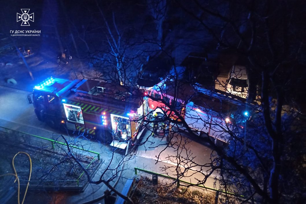 На Днепропетровщине во время ликвидации возгорания пожарные спасли мужчину - рис. 1