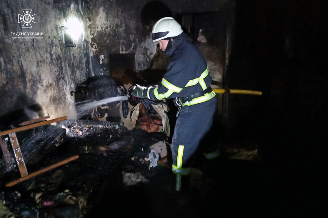 На Днепропетровщине во время ликвидации возгорания пожарные спасли мужчину - рис. 2