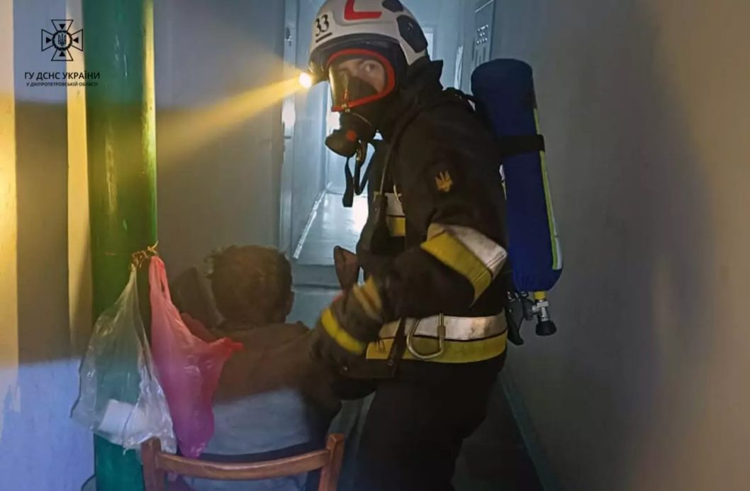 На Дніпропетровщині рятувальники витягли чоловіка з палаючої квартири - рис. 1