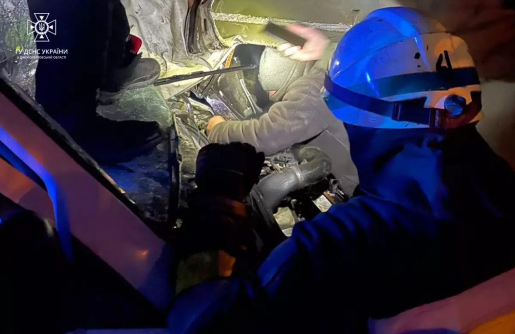 На Днепропетровщине в результате ДТП водителя заблокировало в авто - рис. 3