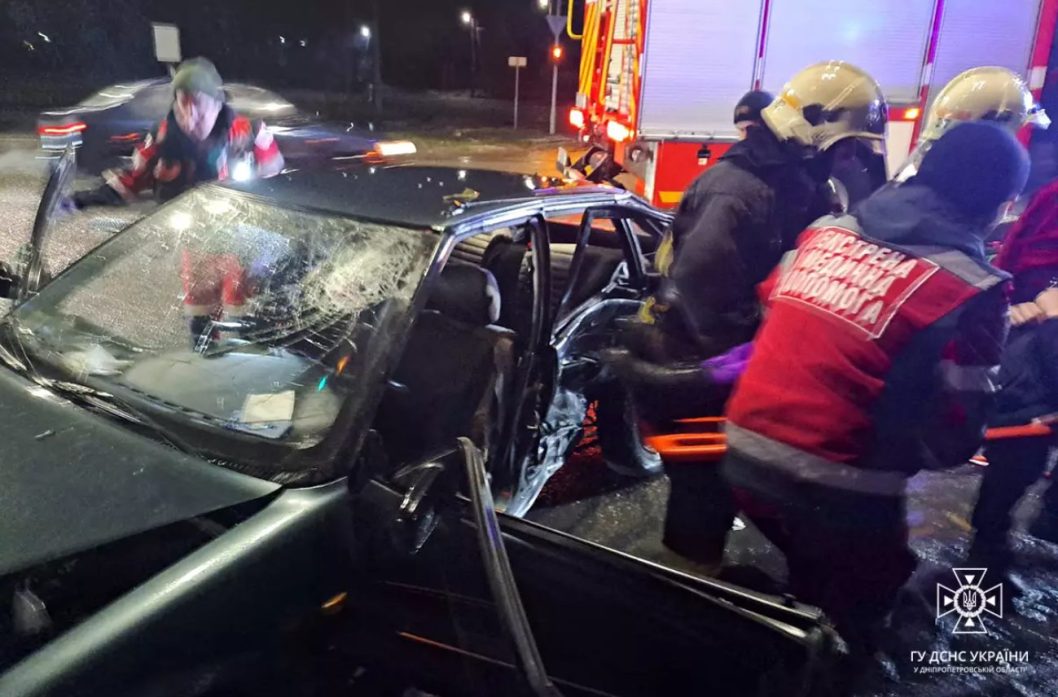 На Дніпропетровщині надзвичайники врятували жінку, яку затисло в авто