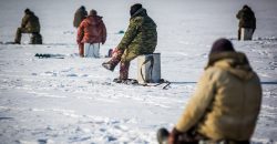 У Дніпрі з десяток рибалок вийшли на тонкий лід - рис. 4