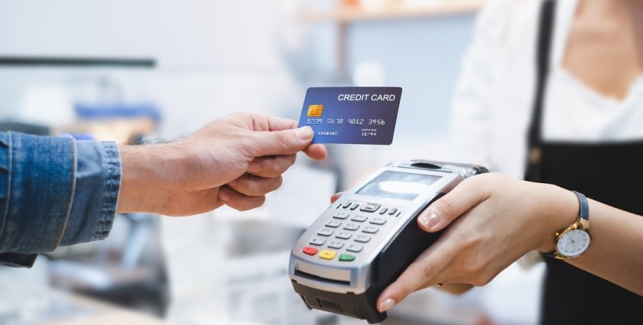 У Дніпрі суд виніс вирок чоловіку, який знайшовши на вулиці банківську картку та пішов з нею за покупками