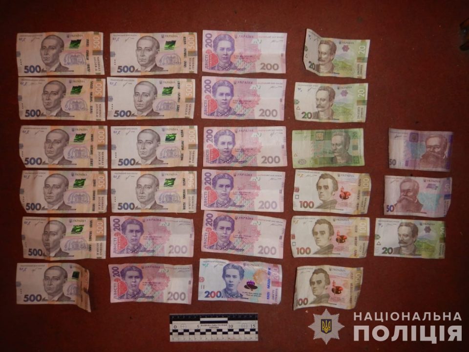 На Дніпропетровщині чоловік посеред вулиці пограбував літню жінку