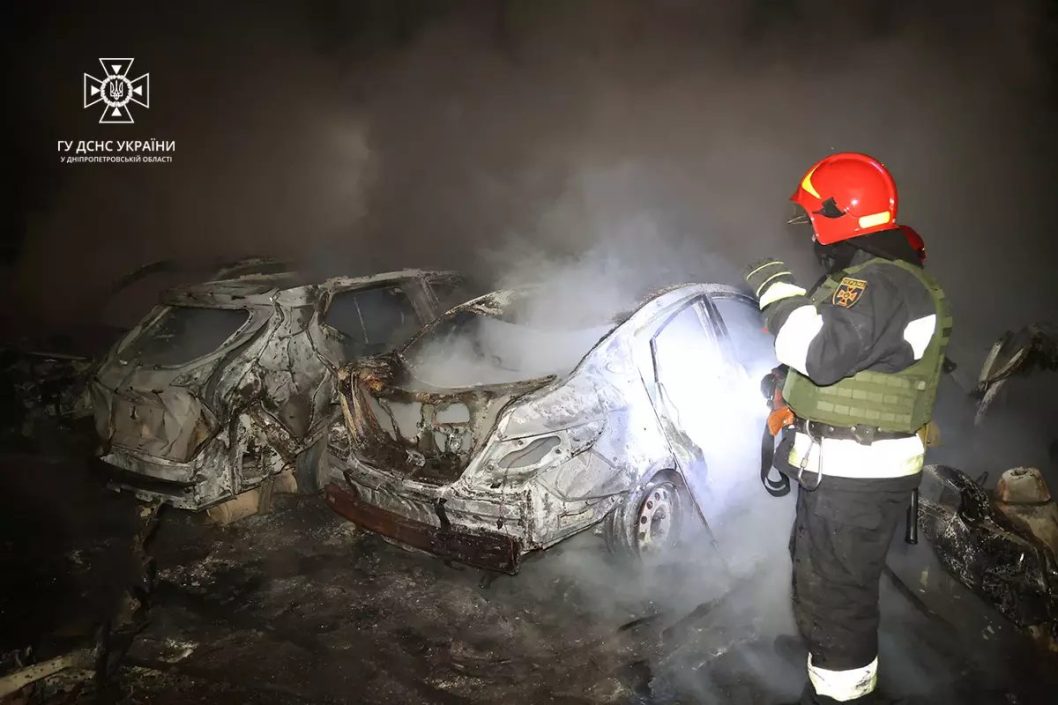 Пошкоджено житлову будівлю та знищені автомобілі: наслідки ворожої атаки по Дніпру
