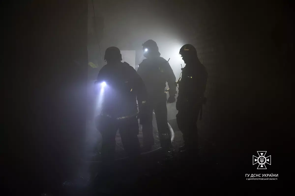 Пошкоджено житлову будівлю та знищені автомобілі: наслідки ворожої атаки по Дніпру