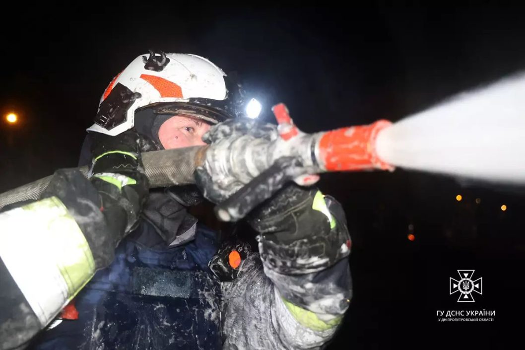 Пошкоджено житлову будівлю та знищені автомобілі: наслідки ворожої атаки по Дніпру