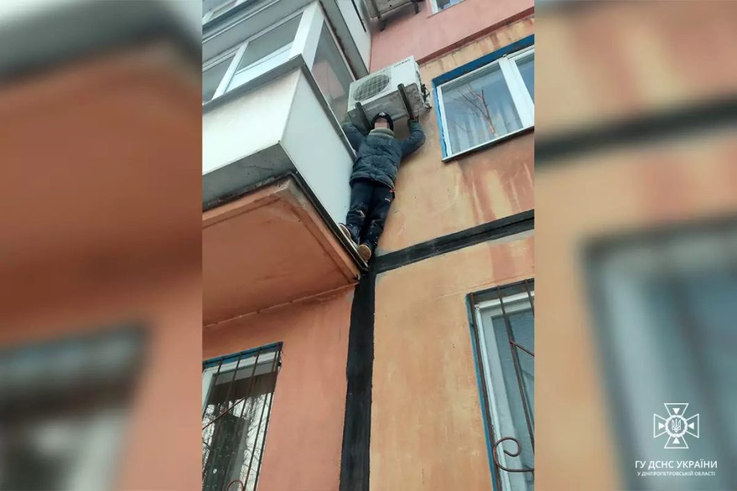 На Дніпропетровщині хлопчик намагався втекти з дому і застряг на підвіконні