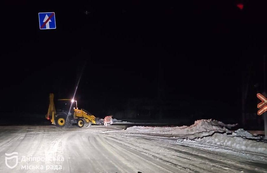 Использовано более 1800 тонн противогололедной смеси: как в Днепре преодолевают последствия непогоды - рис. 1