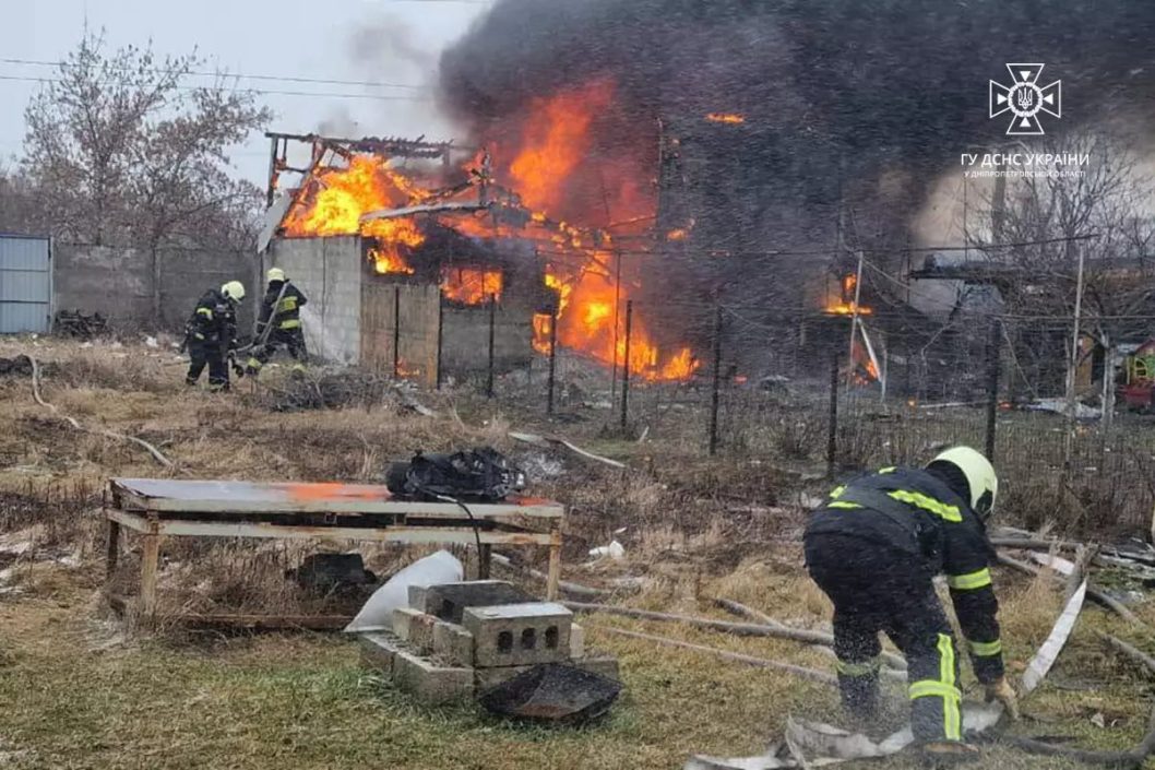 Тушили более 2 часов: в АНД районе Днепра произошел масштабный пожар - рис. 1