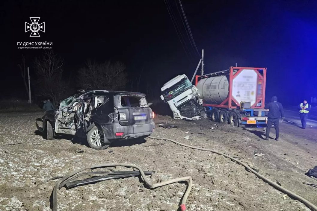 На Дніпропетровщині зіткнулися дві вантажівки та легковик: є постраждалі - рис. 1