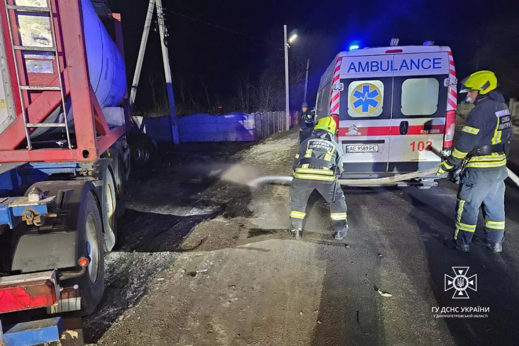 На Дніпропетровщині зіткнулися дві вантажівки та легковик: є постраждалі - рис. 3