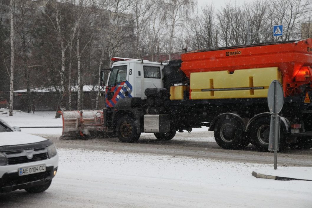 На Дніпро насувається снігопад: комунальники звернулися до водіїв - рис. 2