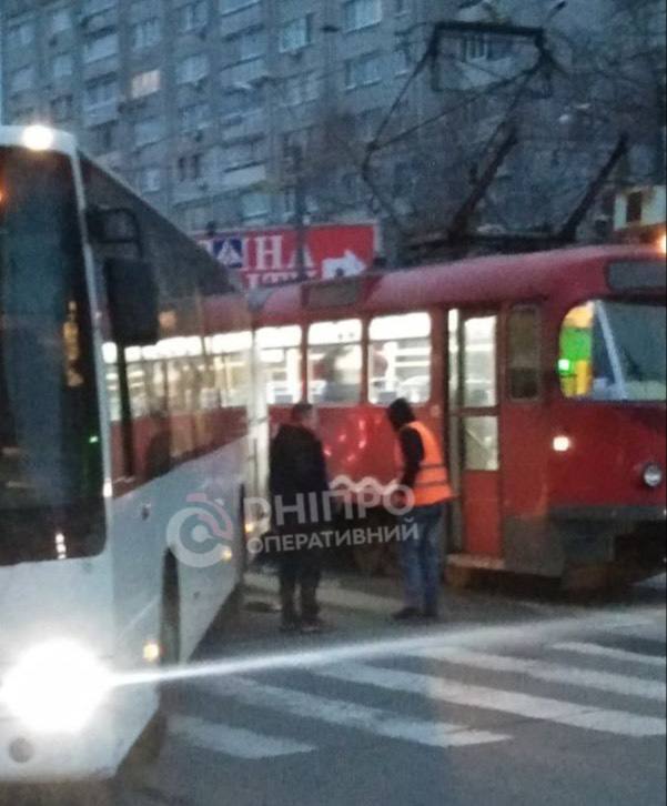 В Днепре трамвай столкнулся с маршруткой - рис. 1