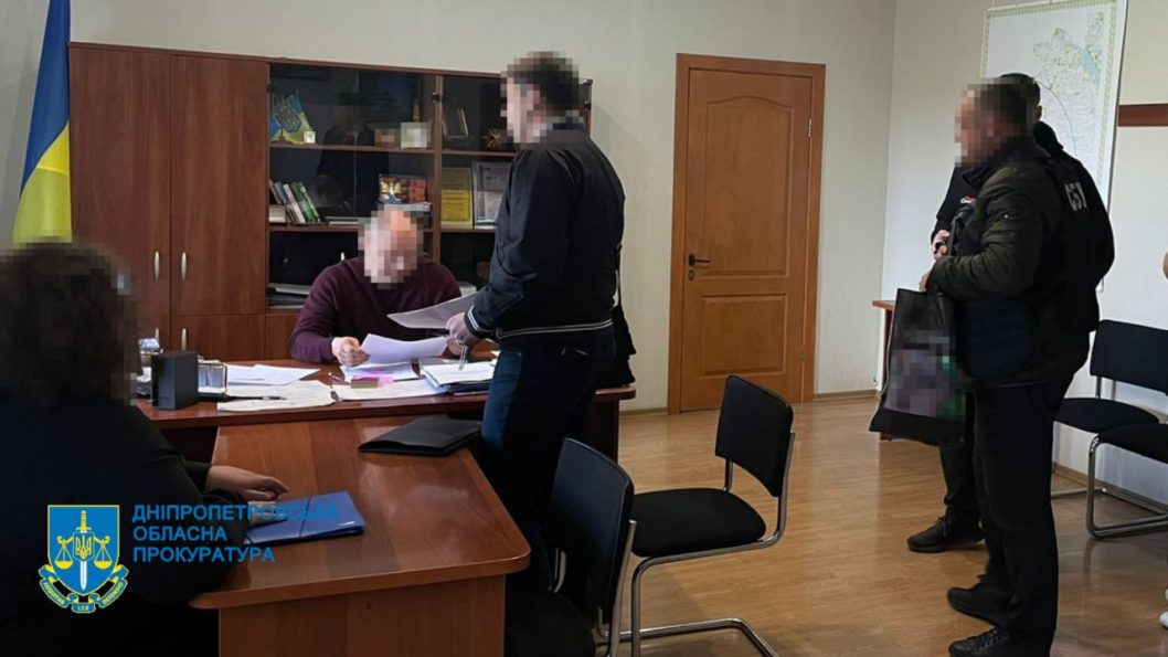 На Дніпропетровщині директора КП підозрюють у розкраданні коштів на постачанні аптечок для вояків