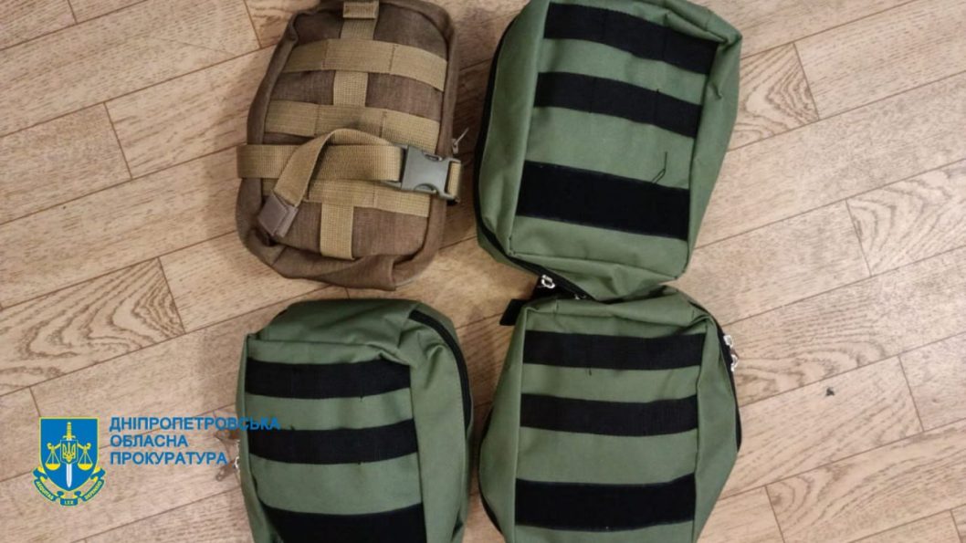 На Дніпропетровщині директора КП підозрюють у розкраданні коштів на постачанні аптечок для вояків
