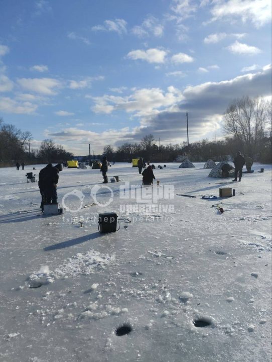 У Дніпрі з десяток рибалок вийшли на тонкий лід - рис. 1