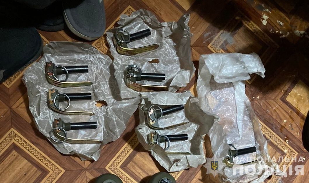 На Дніпропетровщині чоловік вдома зберігав зброю та наркотики - рис. 2
