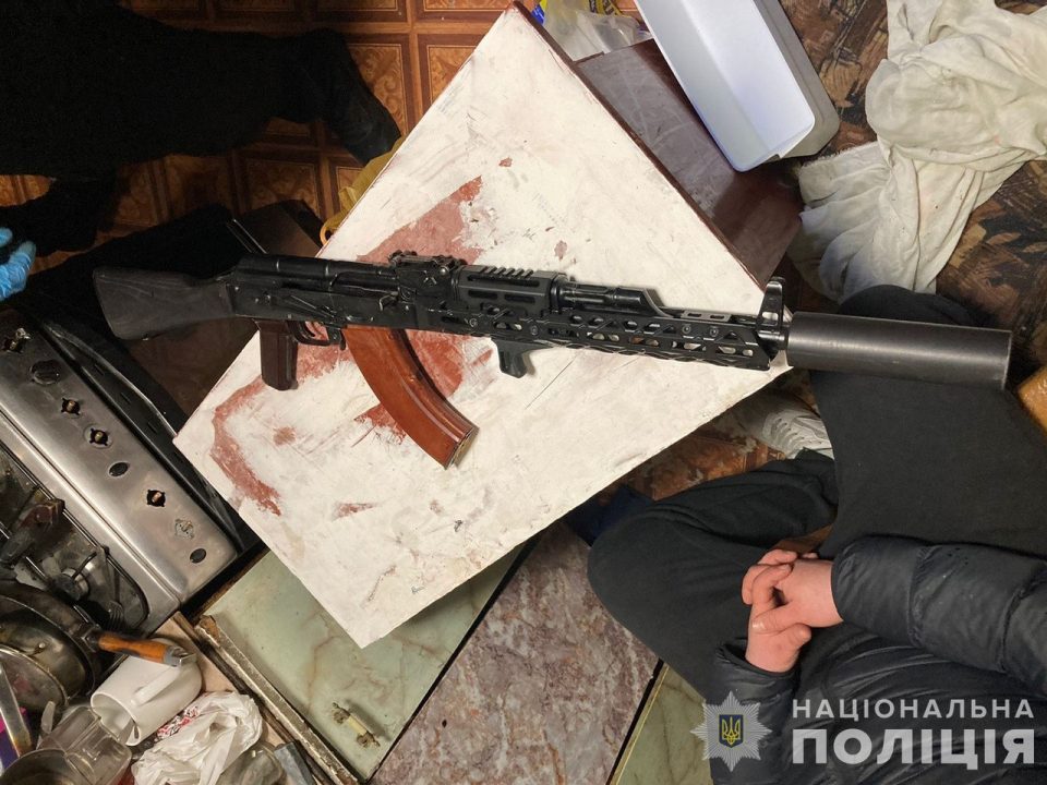 На Дніпропетровщині чоловік вдома зберігав зброю та наркотики - рис. 1
