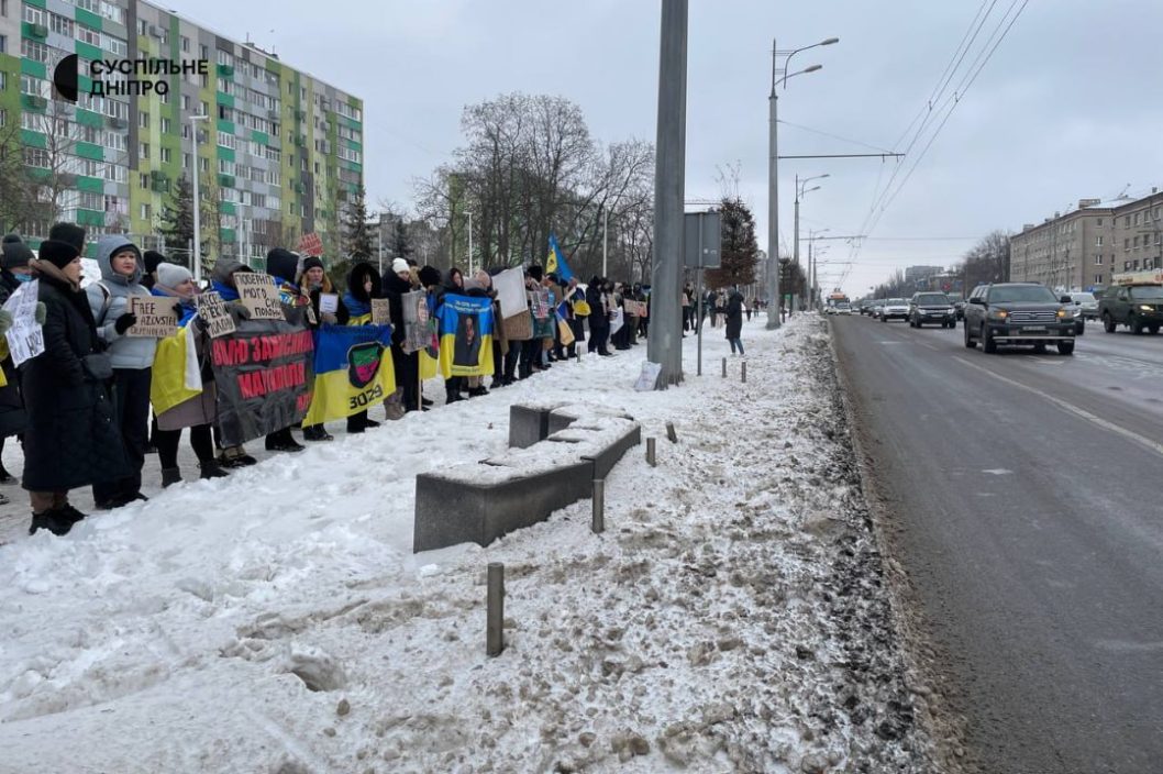 В Днепре родные военнопленных защитников Мариуполя вышли на акцию - рис. 1