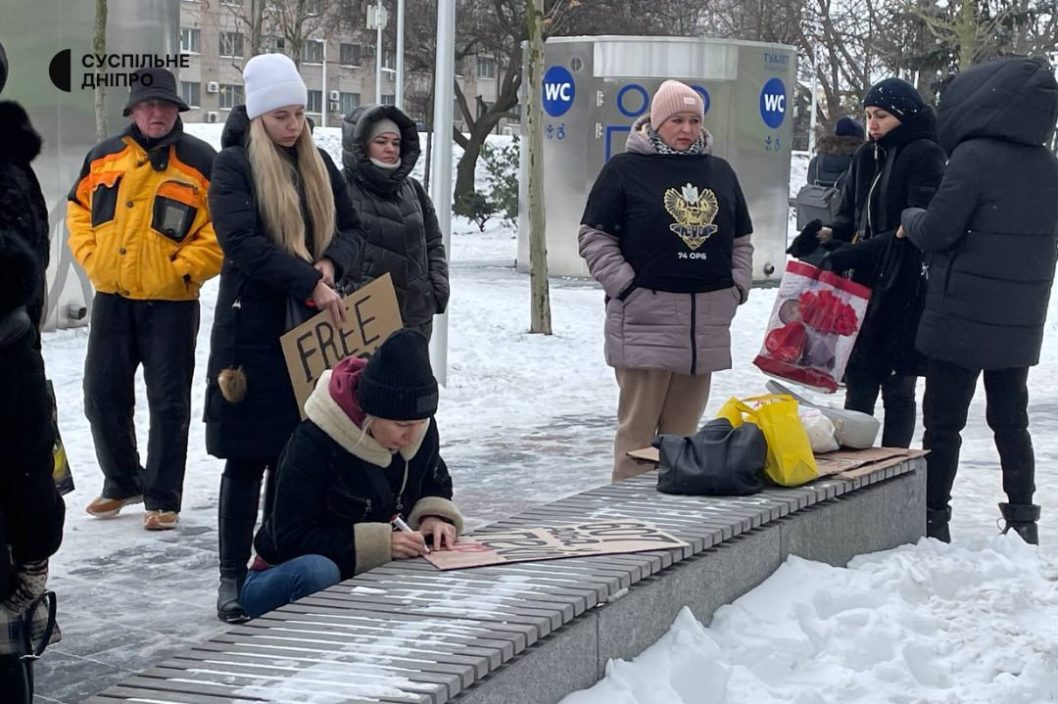 В Днепре родные военнопленных защитников Мариуполя вышли на акцию - рис. 2