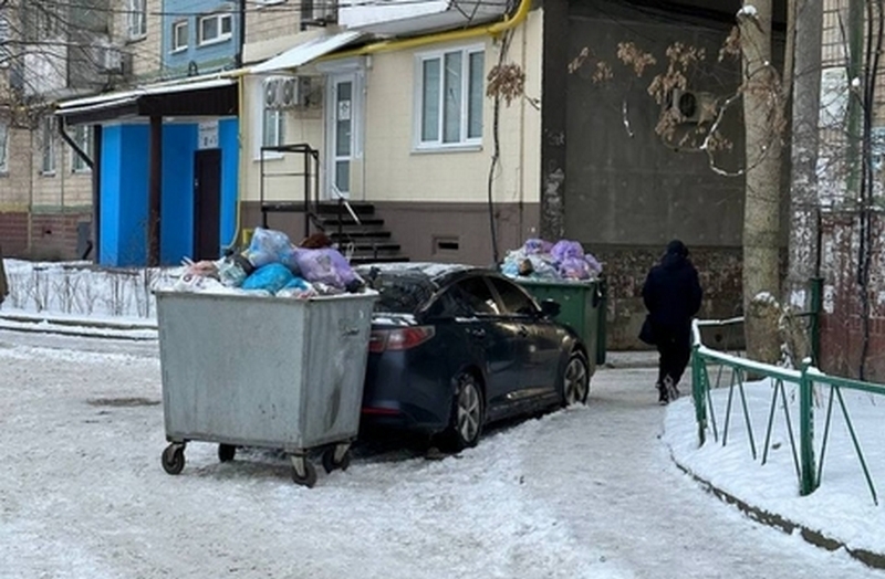 У Дніпрі «майстер паркування» опинився у сміттєвій пастці