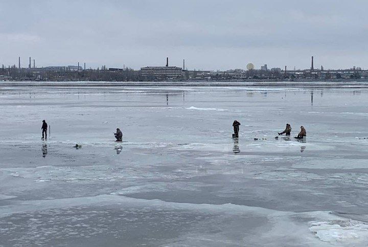 У Дніпрі рибалки-відчайдухи в +4 випробовують на міцність кригу посеред ріки