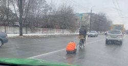 На дорогах Дніпра побачили велосипед з "причепом" - рис. 2