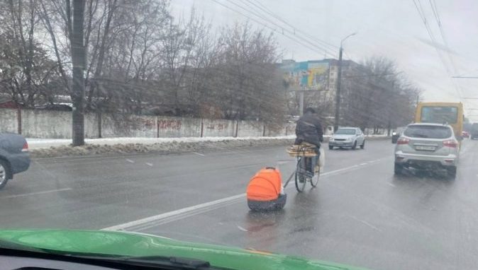 На дорогах Днепра увидели велосипед с "прицепом" - рис. 1