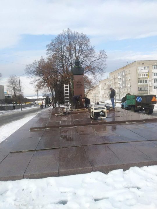 На Дніпропетровщині демонтували бюст радянського партійного діяча