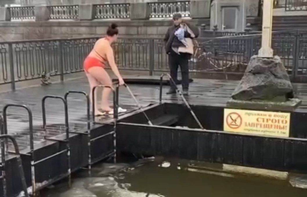 У Дніпрі люди занурювались у воду відзначаючи Водохреща "за старим стилем"