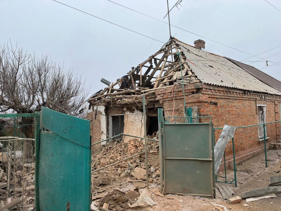 Оккупанты 10 раз атаковали Никопольщину: повреждено предприятие, дома, газопровод и ЛЭП - рис. 5